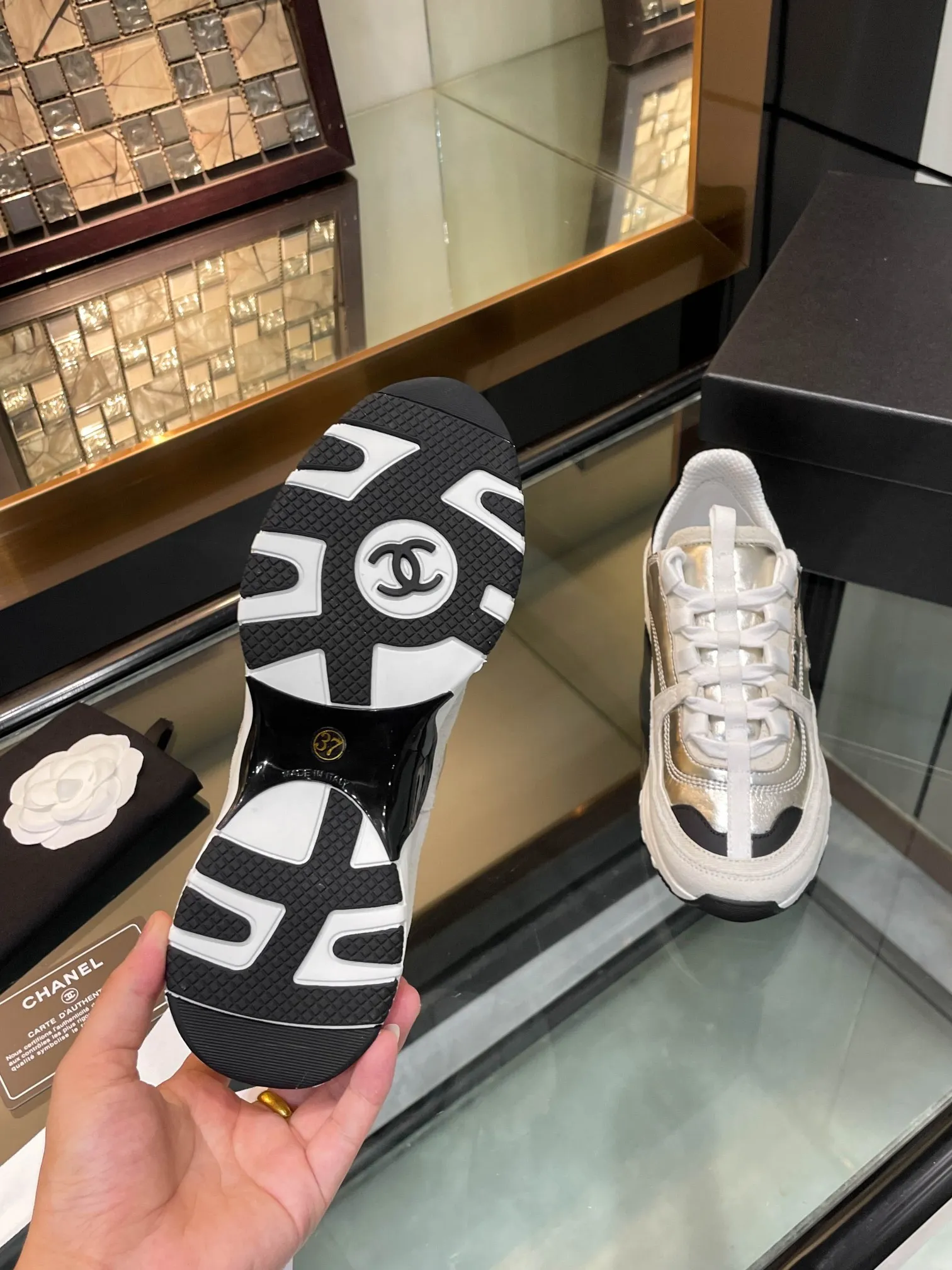 👟👟Ex-factory price 580👟👟 Chanel Chanel 25SS latest white shoes, casual sports shoes, skate shoes, original purchase, development and production, Xiaoxiang C Home counter is another super hot model, loved by Internet celebrity bloggers and ladies, various praises on social platforms, super popular, high quality, breathable, super spring and summer, seeing this issue can always arouse the inner desire of girls for fashion. The latest calfskin material Classic black and white color scheme, fashionable on the feet and easy to care for #Material: Original customized imported cowhide material #Inner lining: Customized soft sheepskin lining #Sole: Original molded TPU non-slip outsole #Sole thickness: 2.5CM Size: 35-40